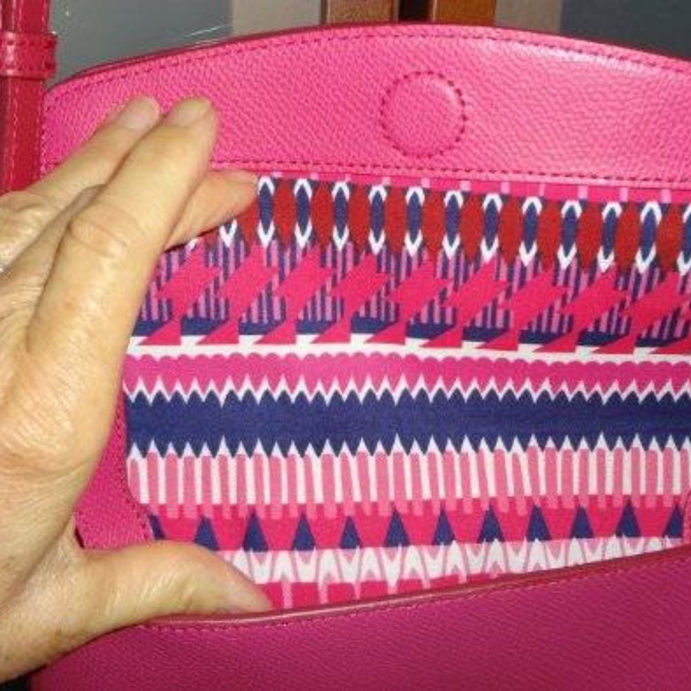 ❌❌SOLD❌❌ Vera Bradley Pink Crossbody Handbag - Picture 3 of 8